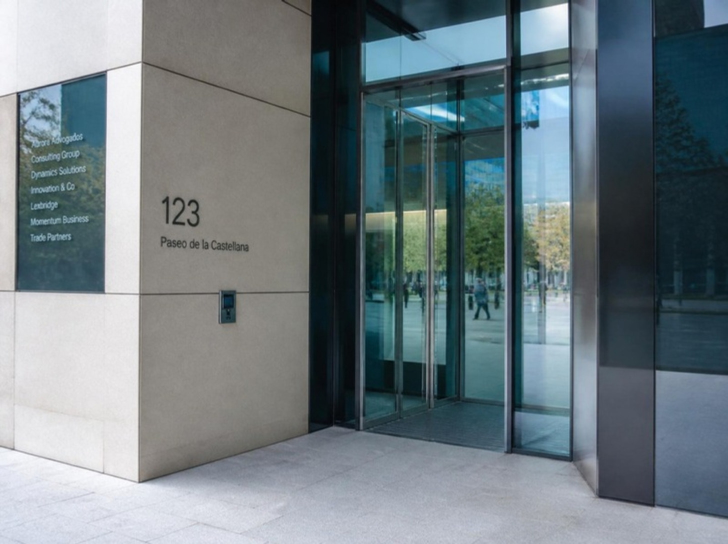Edificio de oficinas usado como domicilio social de empresas