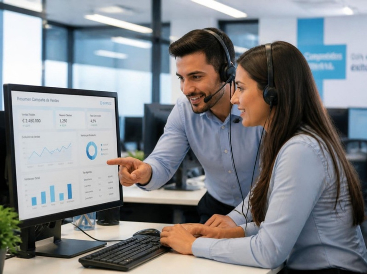 Equipo de teleoperadores gestionando una campaña de telemarketing