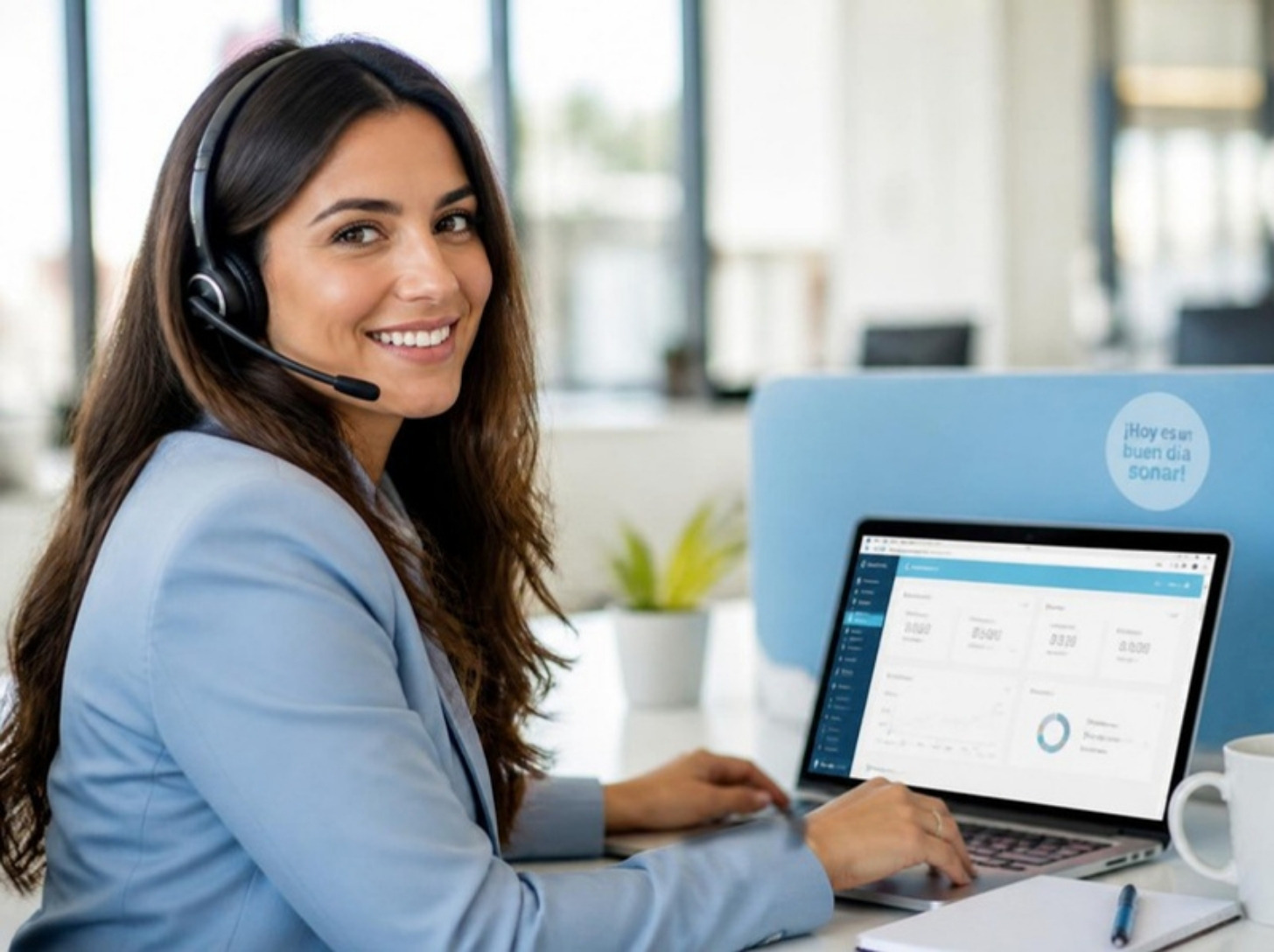 Agente de telemarketing atendiendo una llamada de venta en la oficina